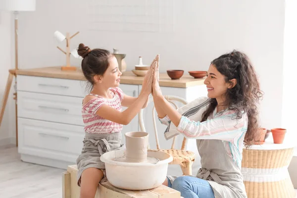 Little Girl Her Mother Giving Each Other High Five Home — Stock Photo, Image