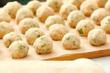 Pişmemiş morina pirzolaları olan tahta masaya, yakın plan.