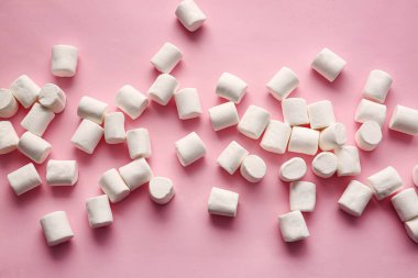 Renkli arkaplanda lezzetli marşmelovlar
