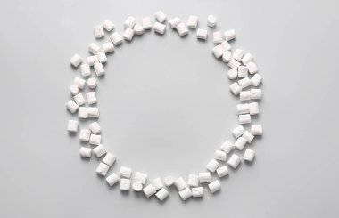 Hafif arkaplanda lezzetli marşmelovlardan yapılmış çerçeve