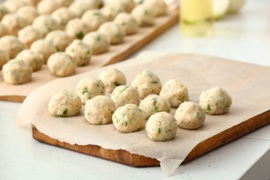 Pişmemiş morina pirzolaları olan tahta masaya, yakın plan.