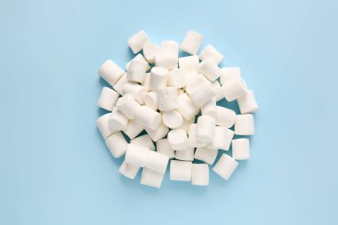 Renkli arkaplanda lezzetli marşmelovlar