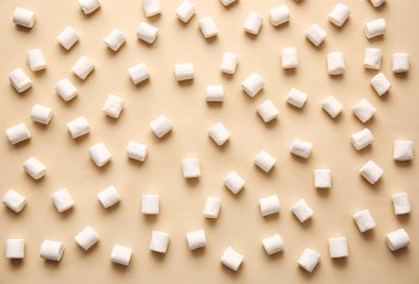 Renkli arkaplanda lezzetli marşmelovlar