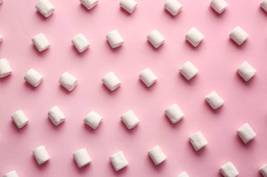 Renkli arkaplanda lezzetli marşmelovlar