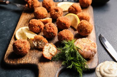 Lezzetli morina pirzolası ve soslu pano, yakın plan.