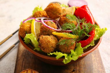 Lezzetli morina pirzolalarıyla dolu bir kase, yakın plan.