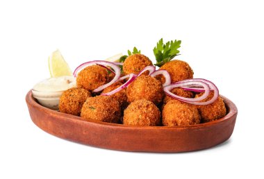Lezzetli morina pirzolası ve beyaz arkaplanda sos olan bir kase.