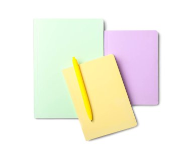 Beyaz arkaplanda stil defterleri ve kalem