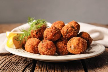 Lezzetli morina pirzolası ve limon tabağı, yakın plan.