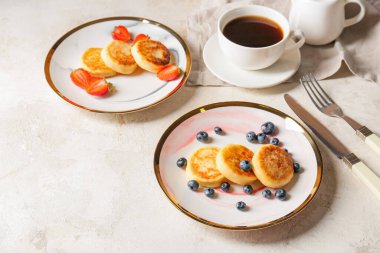 Açık arkaplanda peynirli krep ve böğürtlen tabakları