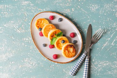 Süzme peynirli krep ve renkli böğürtlen tabağı