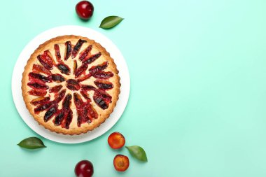 Renkli arkaplanda lezzetli erikli turta tabağı