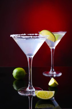 Koyu arkaplanda bir bardak margarita kokteyli.