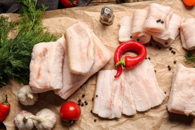 Tuzlu domuz yağı ve taze sebzeli parşömen.