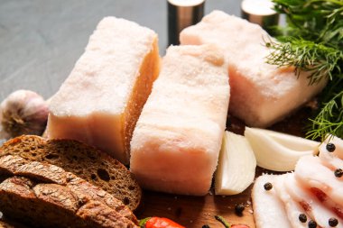 Koyu arkaplanda tuzlanmış domuz yağı parçaları.