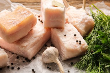 Masada tuzlanmış domuz yağı parçaları olan parşömen.