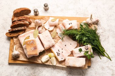 Hafif zemin üzerinde tuzlanmış domuz yağı ve ekmek olan ahşap tahta.