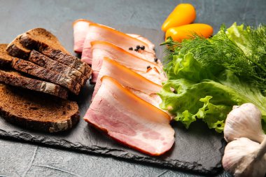 Esmer arka planda lezzetli tütsülenmiş pastırma dilimleri ile kompozisyon