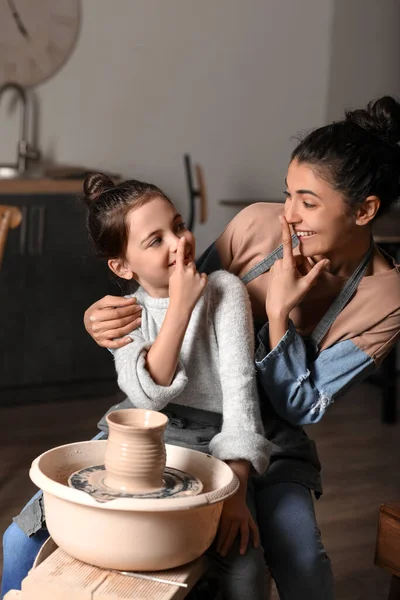 小女孩和她妈妈在家里做瓷壶 — 图库照片