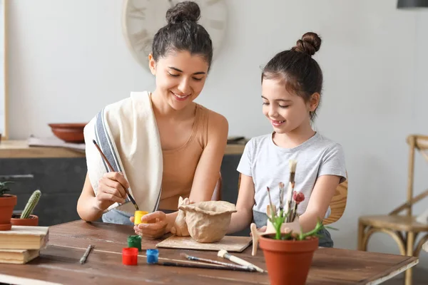 小女孩和她妈妈在家里画瓷壶 — 图库照片