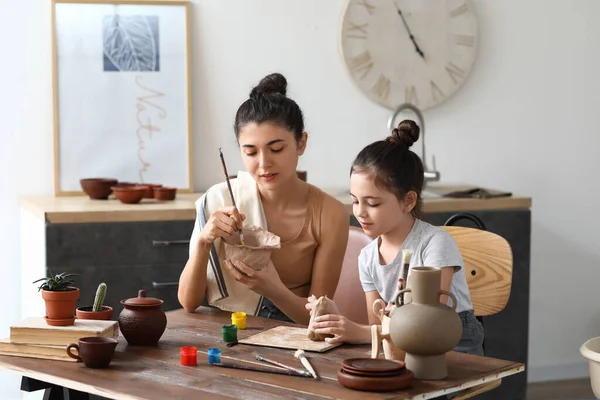 小女孩和她妈妈在家里画瓷壶 — 图库照片