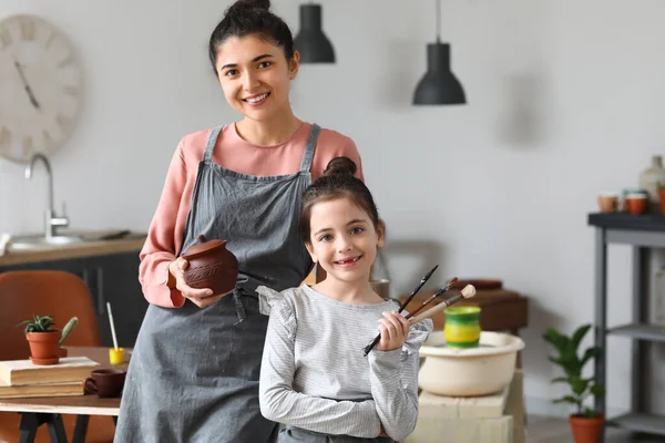 Little Girl Her Mother Brushes Ceramic Pot Home — Stock Photo, Image