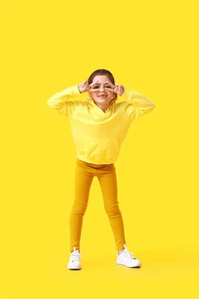 Χαριτωμένο Κοριτσάκι Δείχνει Χειρονομία Νίκης Στο Φόντο Χρώμα — Φωτογραφία Αρχείου