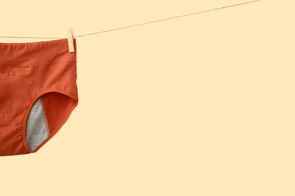 時代パンティーハングロープ上の色の背景 — ストック写真