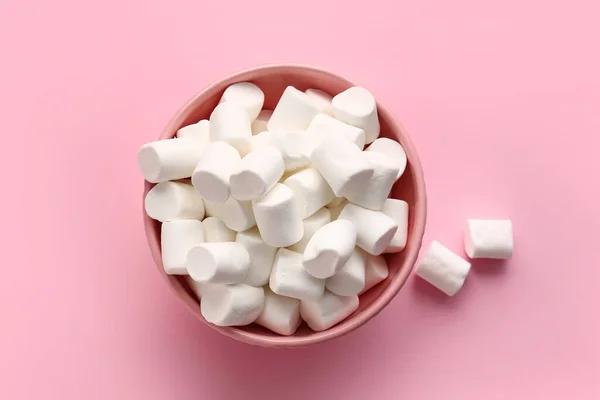 Tigela Com Saborosos Marshmallows Fundo Cor — Fotografia de Stock