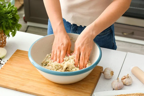 Kvinna Matlagning Torsk Kotletter Vid Bordet Köket — Stockfoto