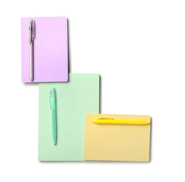 Cuadernos Bolígrafos Elegantes Sobre Fondo Blanco — Foto de Stock