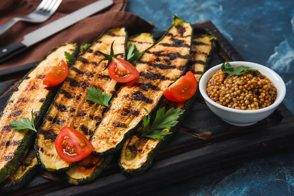 Wooden Board Tasty Grilled Zucchini Color Background Closeup — Stock Photo, Image