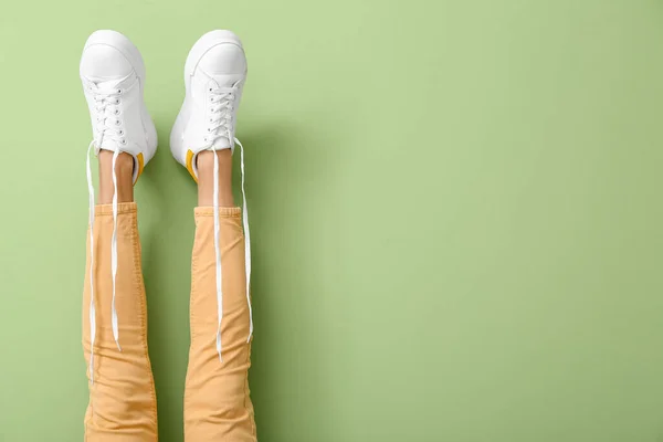 Piernas Mujer Con Cordones Zapatos Deshechos Sobre Fondo Color — Foto de Stock