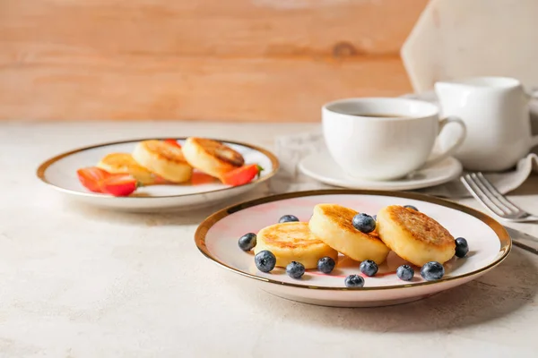 Plates Cottage Cheese Pancakes Berries Table Closeup — Stock Photo, Image