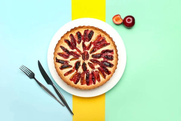 Тарелка Вкусным Сливовым Пирогом Цветном Фоне — стоковое фото