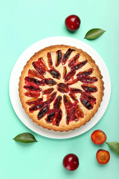 Plate Tasty Plum Pie Color Background — Stock Photo, Image