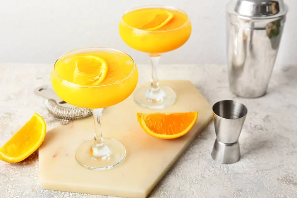 Copos Laranja Margarita Cocktail Agitador Fundo Claro — Fotografia de Stock