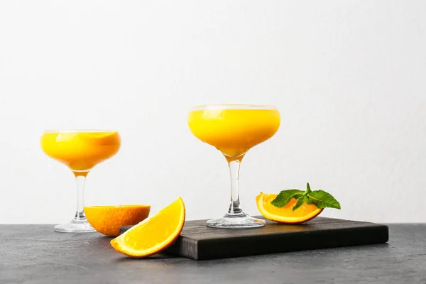 Copas Cóctel Margarita Naranja Sobre Fondo Claro — Foto de Stock