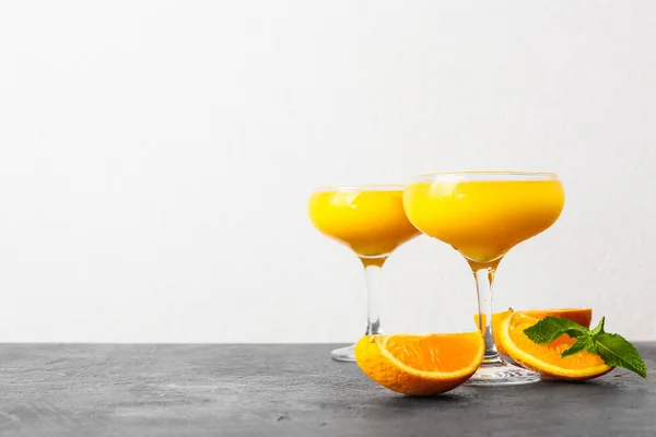 Gläser Mit Orangefarbenem Margarita Cocktail Auf Hellem Hintergrund — Stockfoto