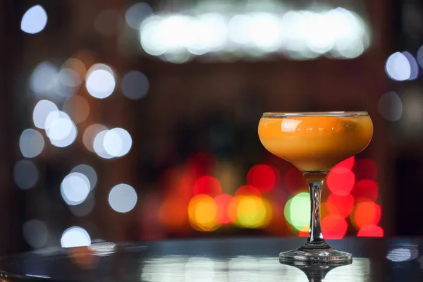 Ein Glas Orangen Margarita Cocktail Auf Dem Tisch Der Bar — Stockfoto