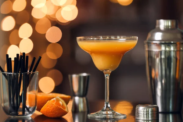 Ein Glas Orangen Margarita Cocktail Auf Dem Tisch Der Bar — Stockfoto