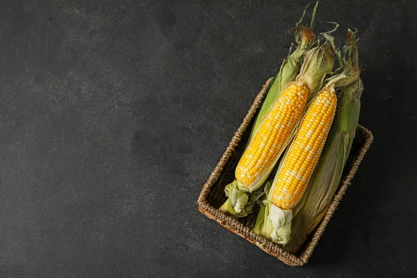 Wicker Box Fresh Corn Cobs Dark Background — Stock Photo, Image