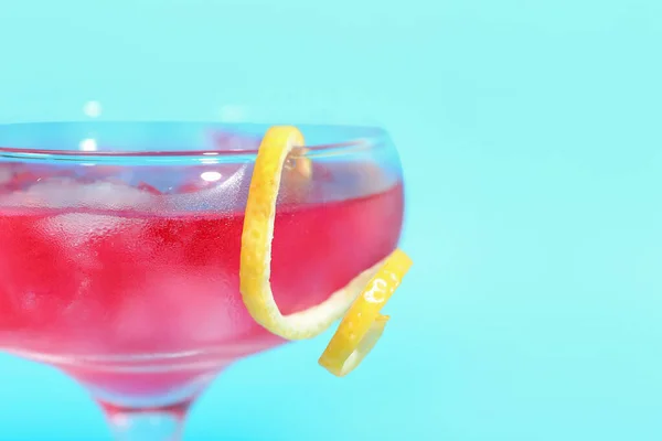 Sticlă Cocktail Cosmopolit Gustos Fundal Color Closeup — Fotografie, imagine de stoc