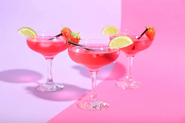 Glasögon Välsmakande Kosmopolitisk Cocktail Färg Bakgrund — Stockfoto