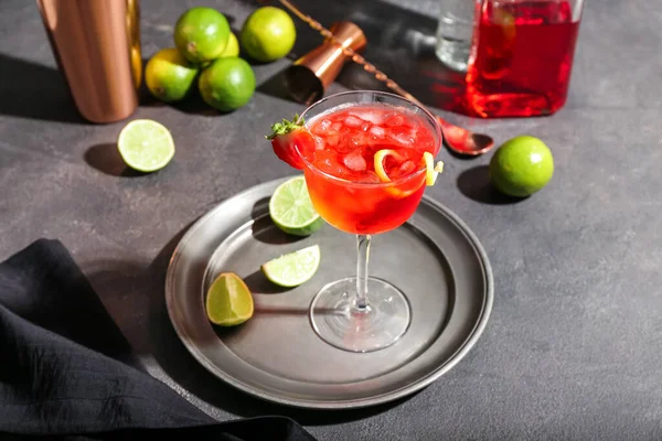 Ein Glas Leckerer Kosmopolitischer Cocktail Auf Dunklem Hintergrund — Stockfoto