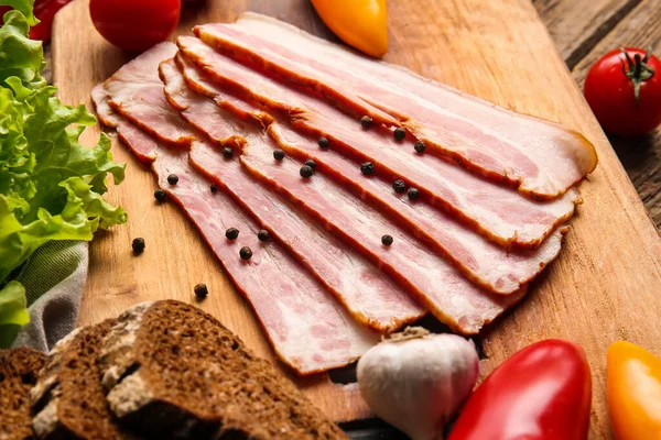 Brett Mit Scheiben Schmackhaftem Geräuchertem Speck Auf Holzgrund — Stockfoto