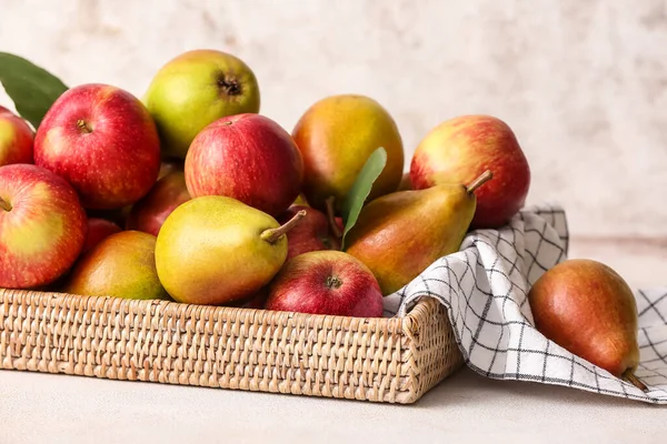 Tablett Mit Reifen Birnen Und Äpfeln Auf Hellem Hintergrund Nahaufnahme — Stockfoto