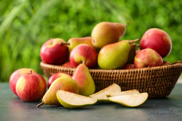 Korb Mit Reifen Birnen Und Äpfeln Auf Tisch Freien — Stockfoto