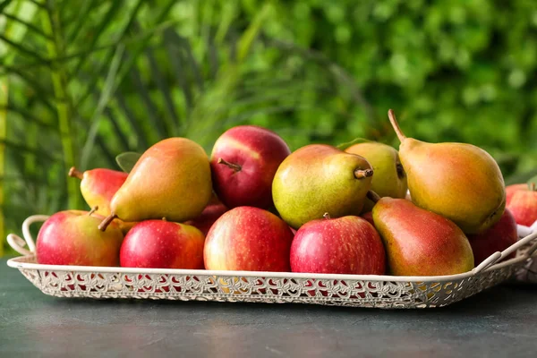 Tablett Mit Reifen Birnen Und Äpfeln Auf Tisch Freien — Stockfoto