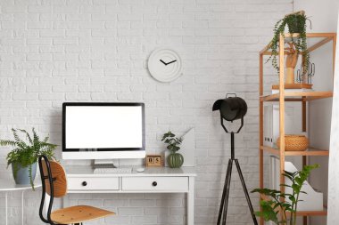 Modern işyerine sahip şık bir oda.